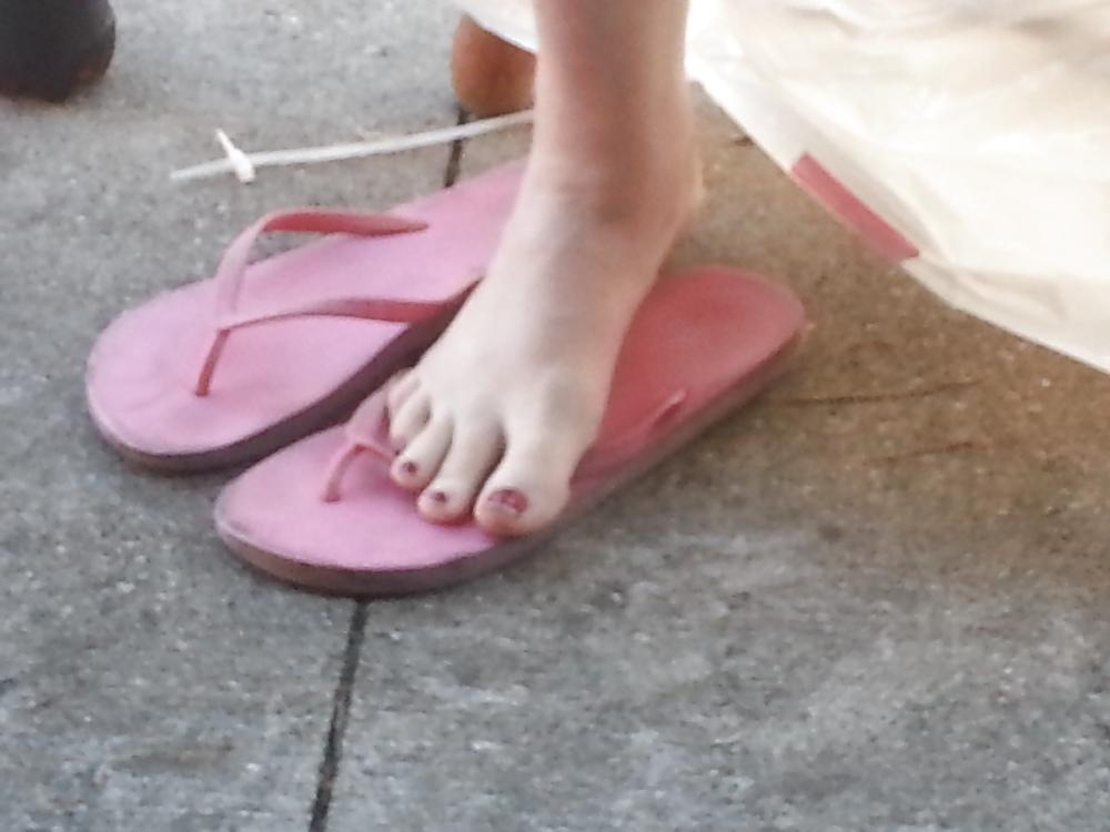 25P Candid sexy toes