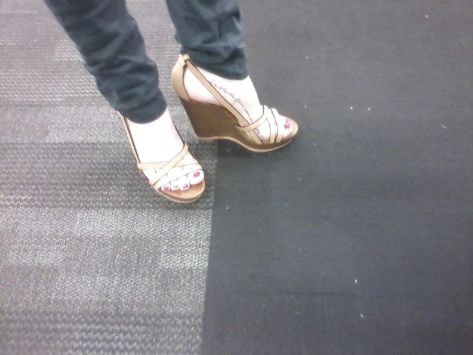 25P Candid sexy toes
