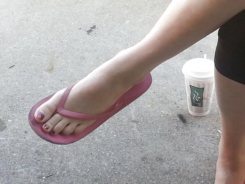 25P Candid sexy toes