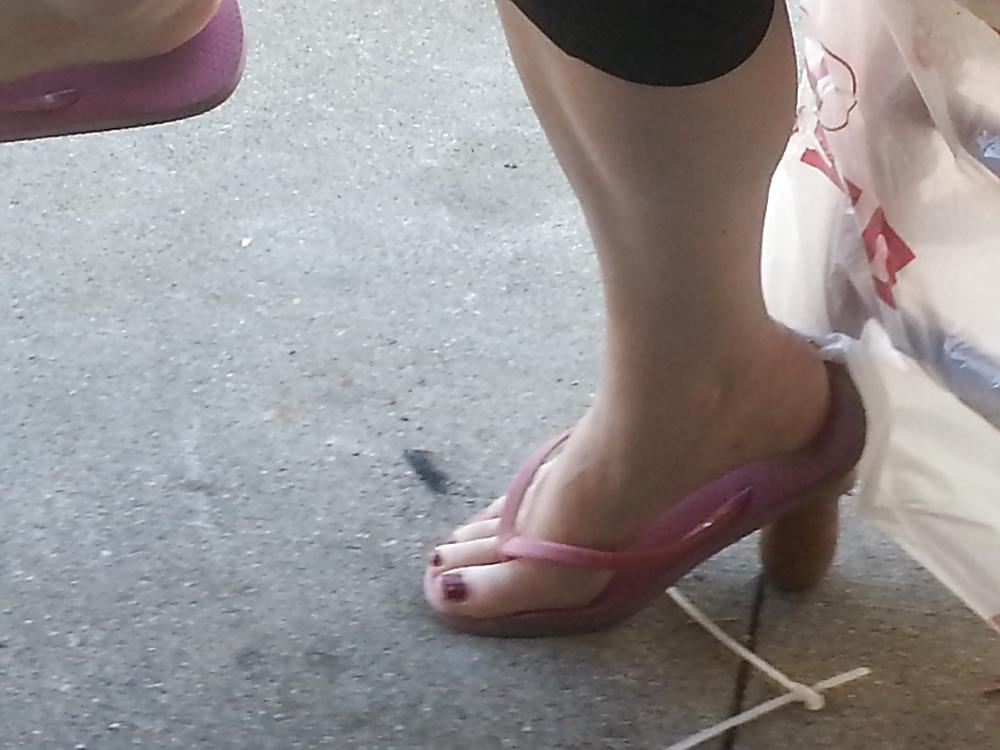 25P Candid sexy toes