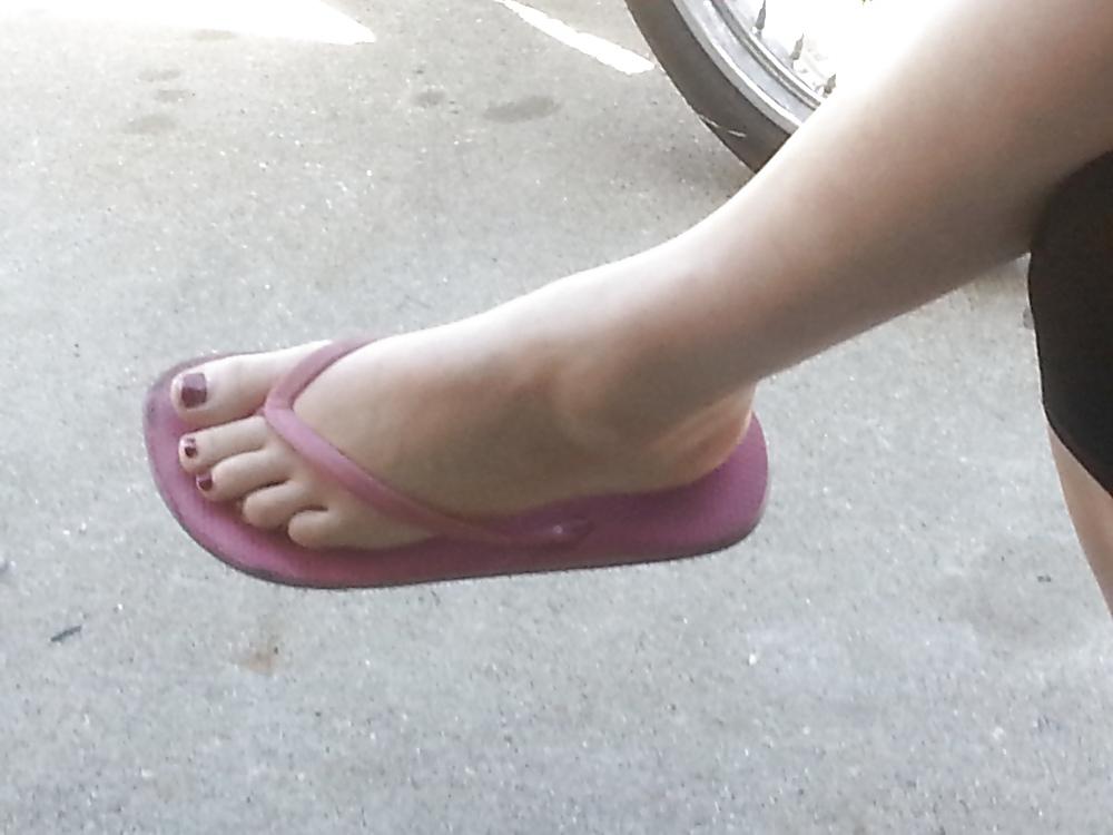 25P Candid sexy toes