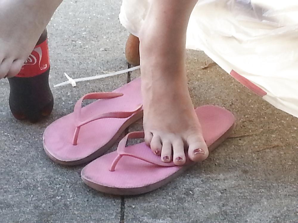25P Candid sexy toes