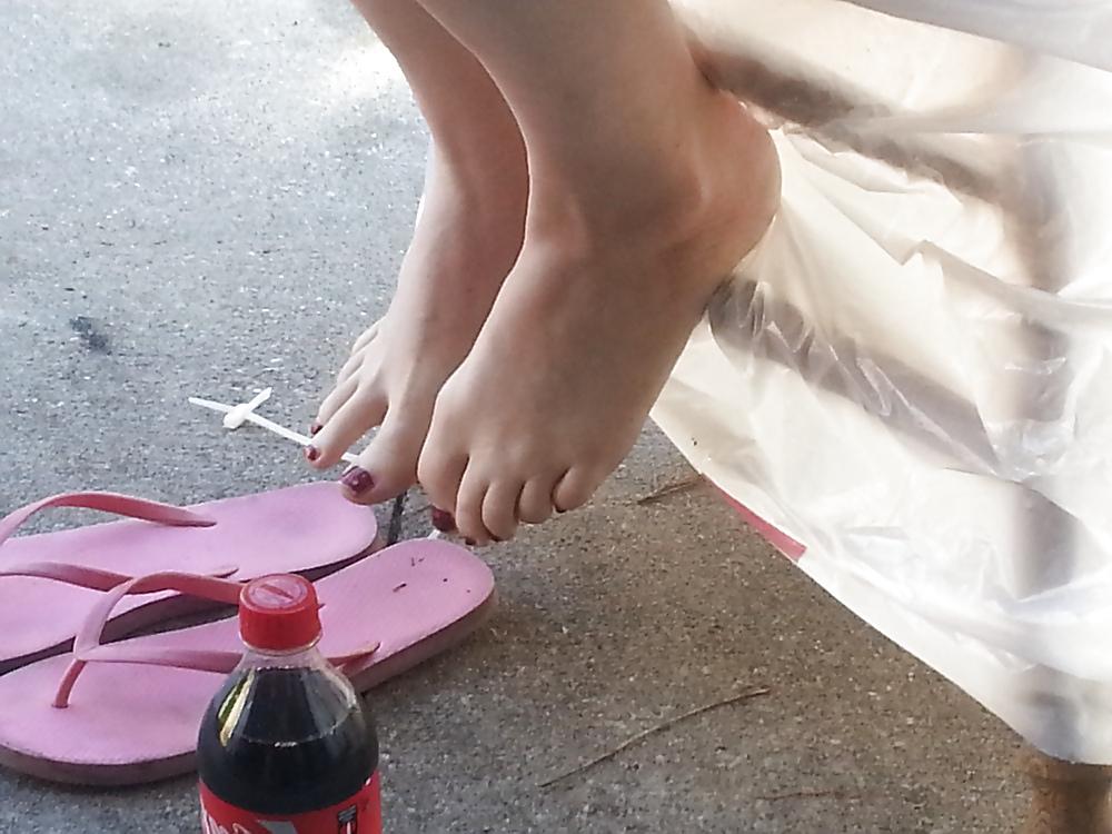 25P Candid sexy toes