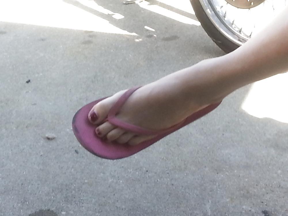 25P Candid sexy toes