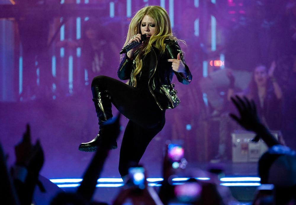4P Avril Lavigne - Cameltoe Pussy