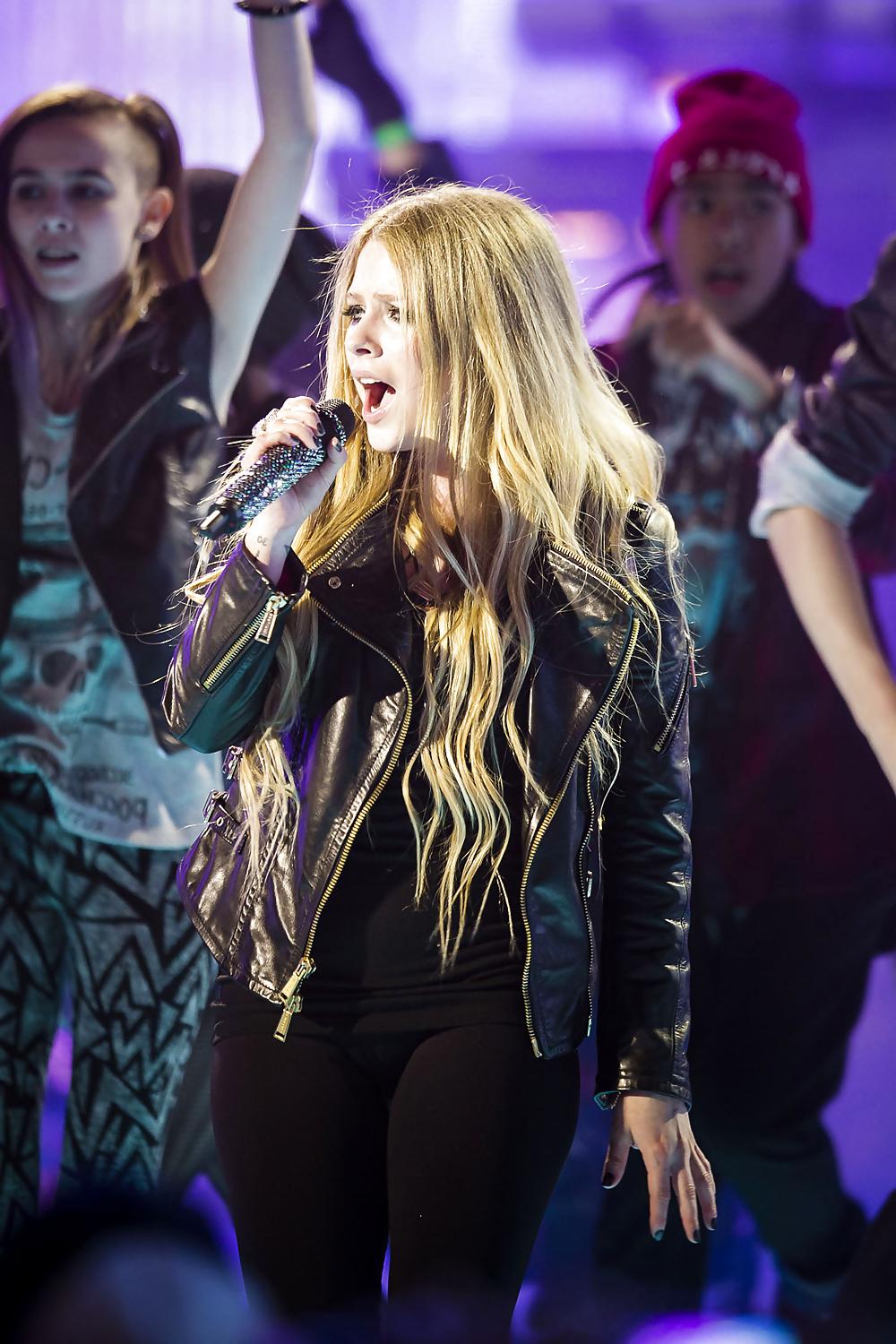 4P Avril Lavigne - Cameltoe Pussy