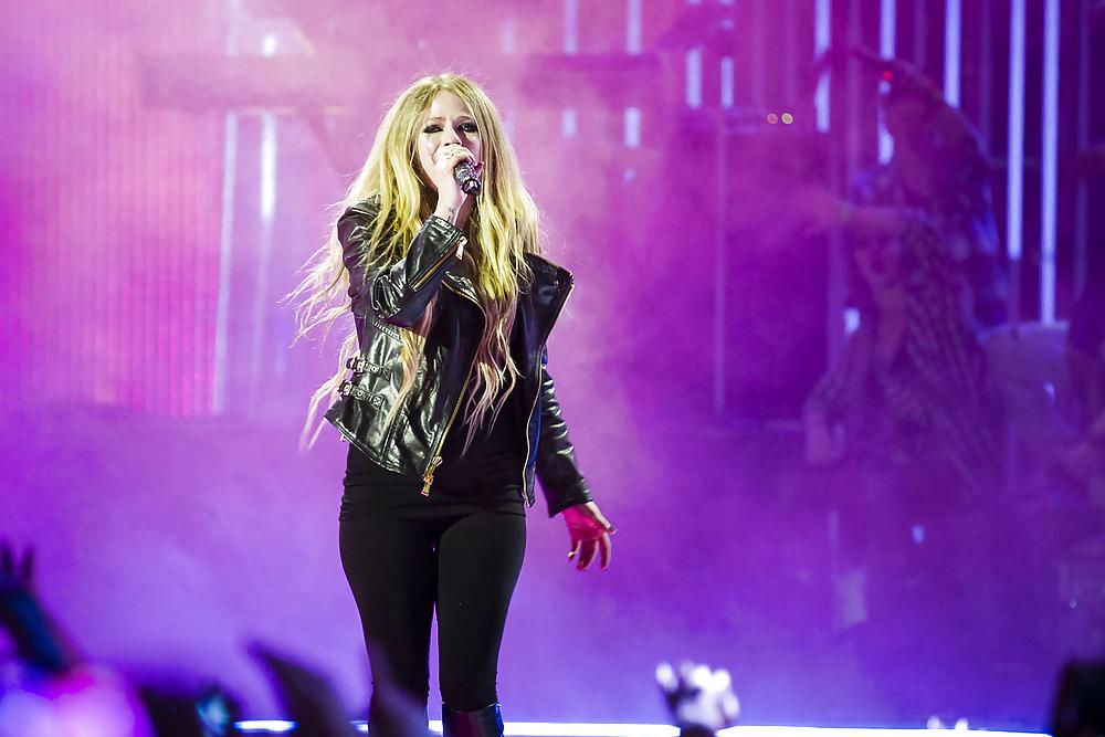 4P Avril Lavigne - Cameltoe Pussy