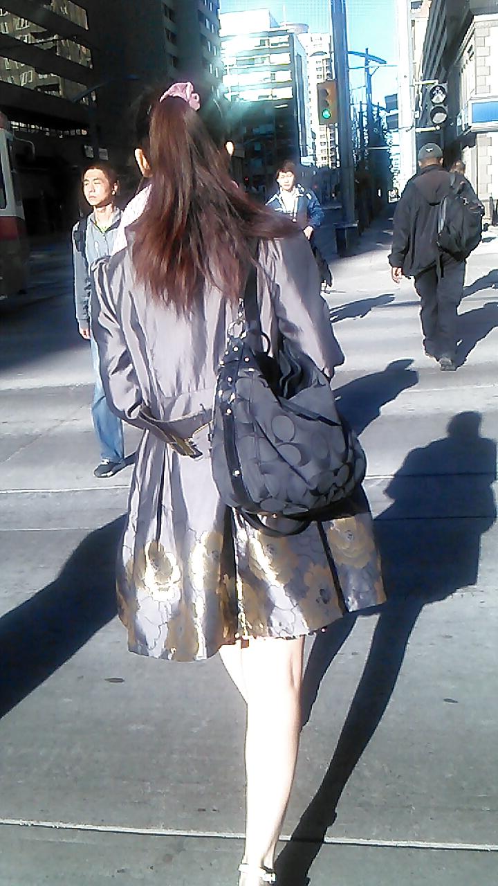 25P Voyeur - well-worn jeans and curves against the sun