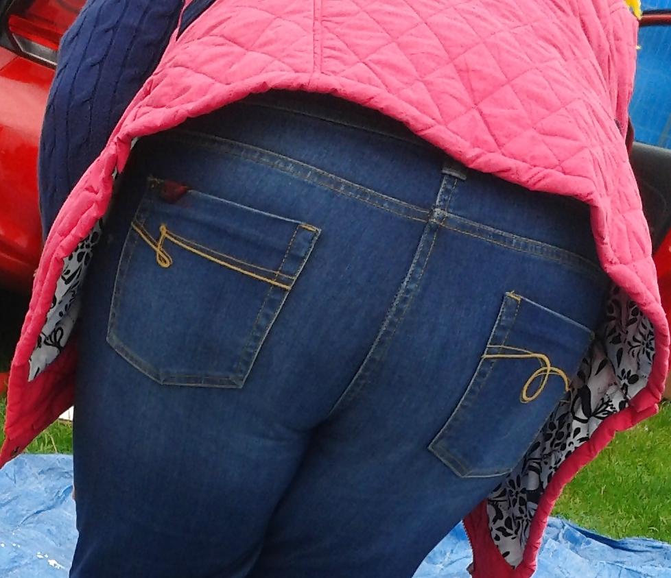 11P Mature ass and panties at local car boot