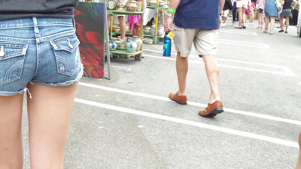 25P Teen butts & ass in shorts at the fair 