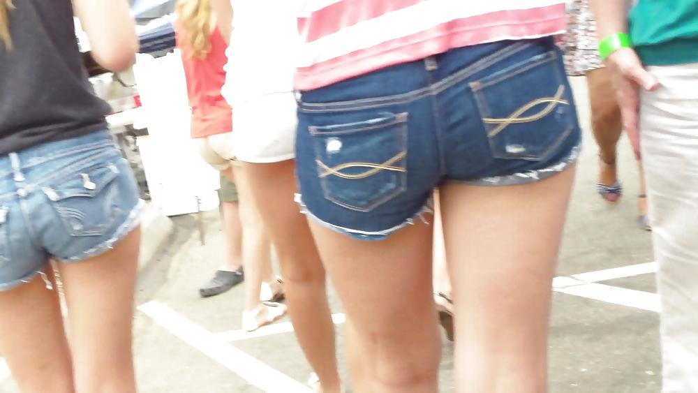 25P Teen butts & ass in shorts at the fair 