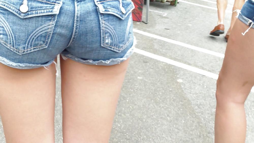 25P Teen butts & ass in shorts at the fair 