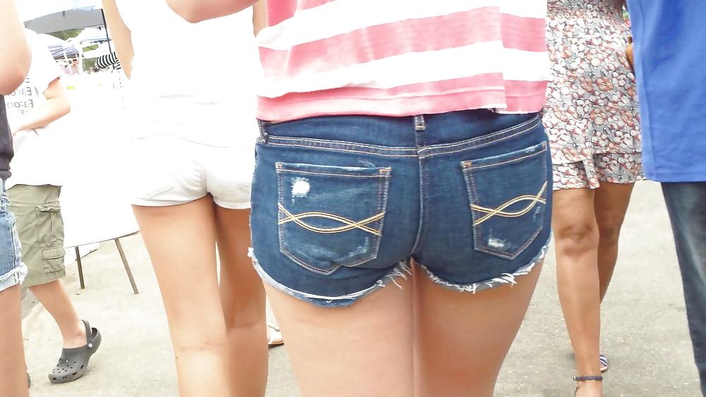 25P Teen butts & ass in shorts at the fair 