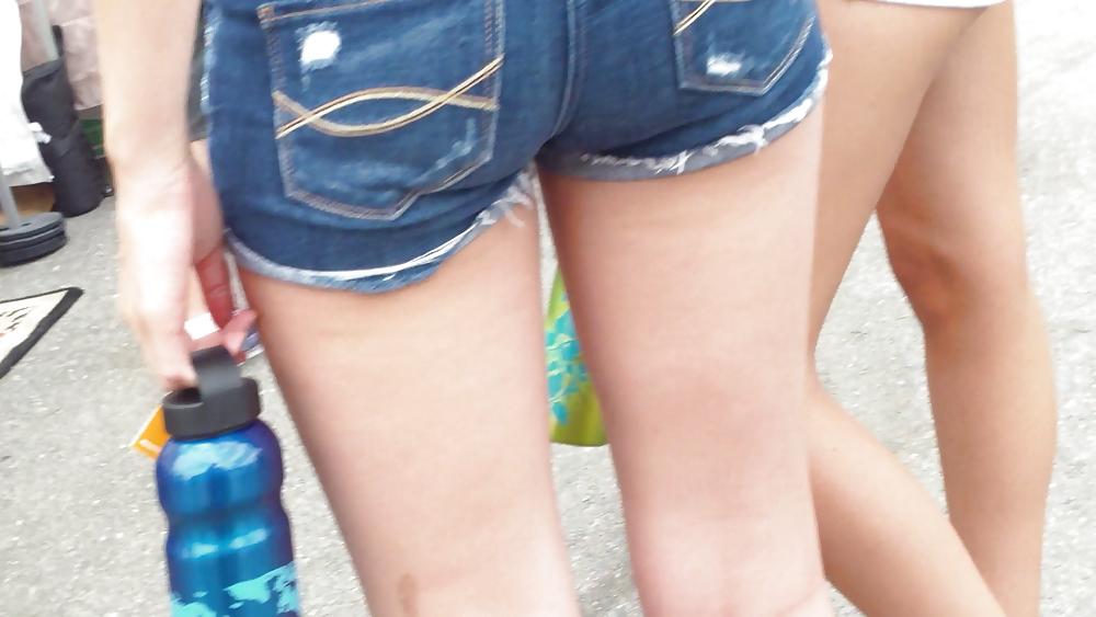 25P Teen butts & ass in shorts at the fair 