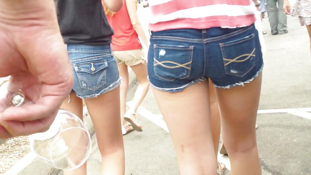 25P Teen butts & ass in shorts at the fair 