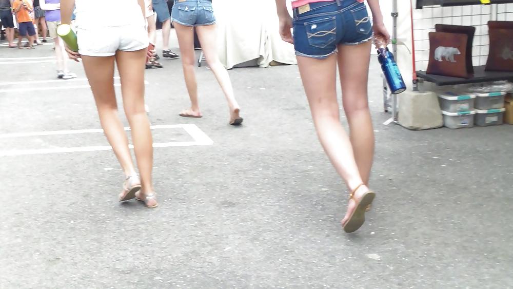 25P Teen butts & ass in shorts at the fair 
