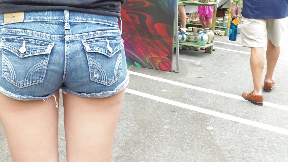 25P Teen butts & ass in shorts at the fair 