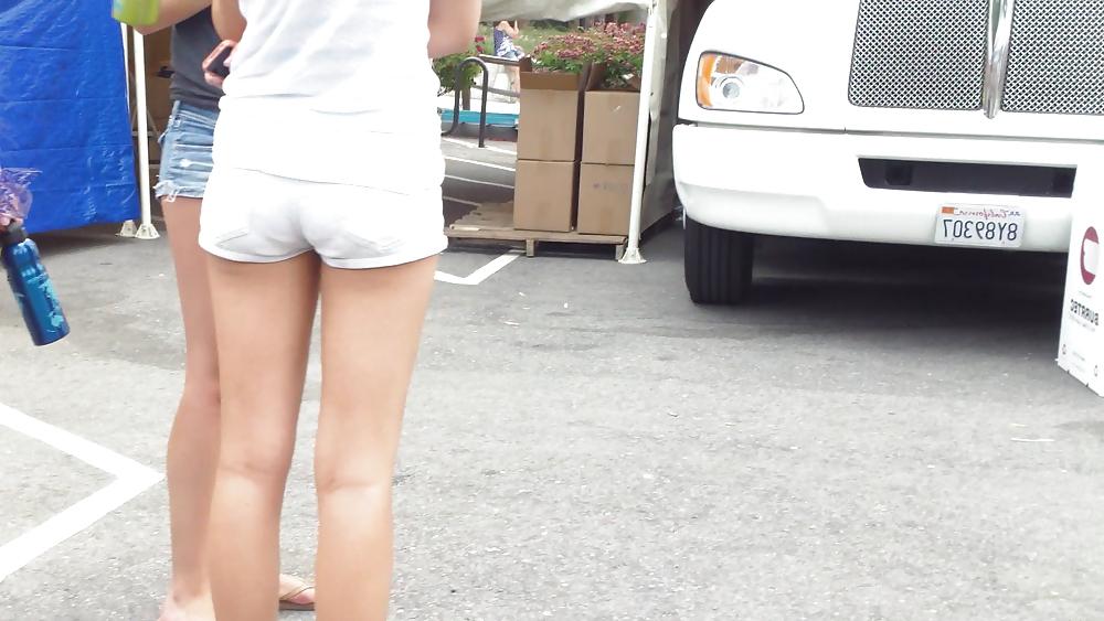 25P Teen butts & ass in shorts at the fair 