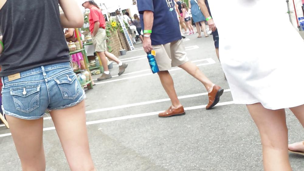 25P Teen butts & ass in shorts at the fair 