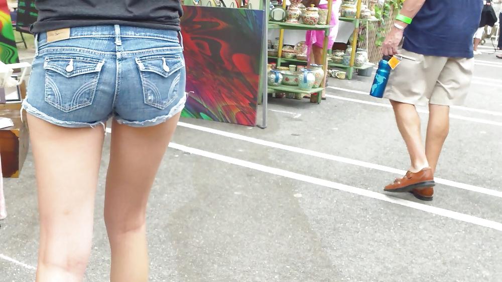 25P Teen butts & ass in shorts at the fair 
