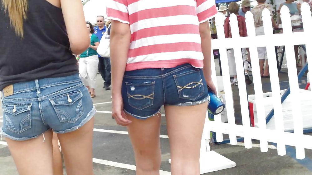 25P Teen butts & ass in shorts at the fair 
