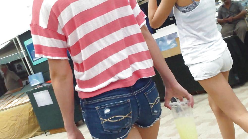 25P Teen butts & ass in shorts at the fair 
