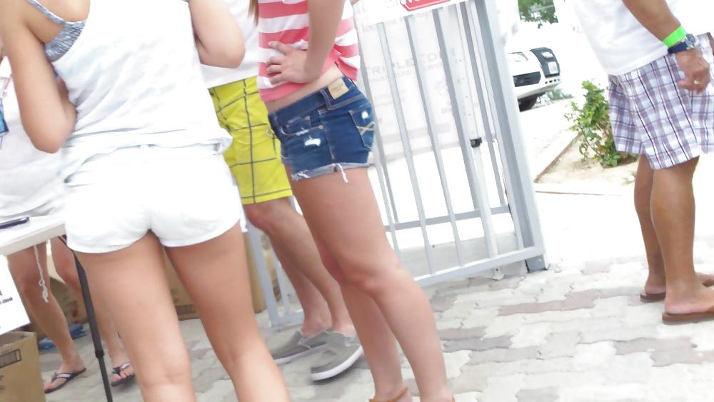 25P Teen butts & ass in shorts at the fair 
