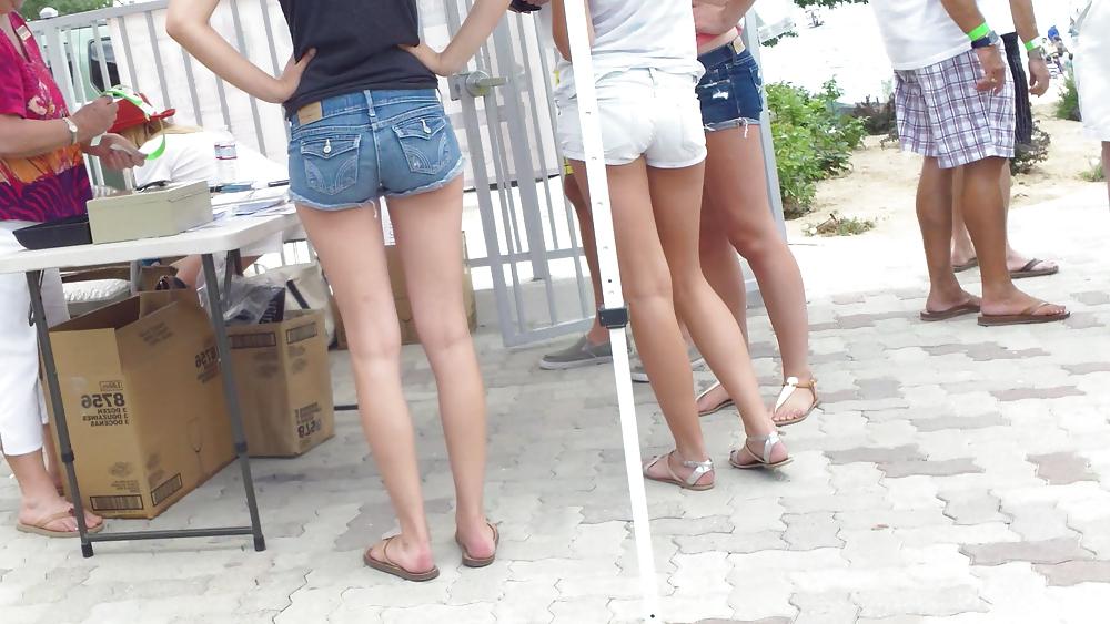 25P Teen butts & ass in shorts at the fair 