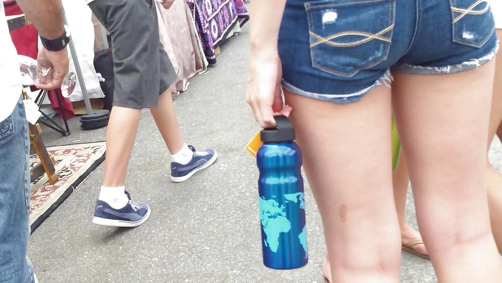 25P Teen butts & ass in shorts at the fair 