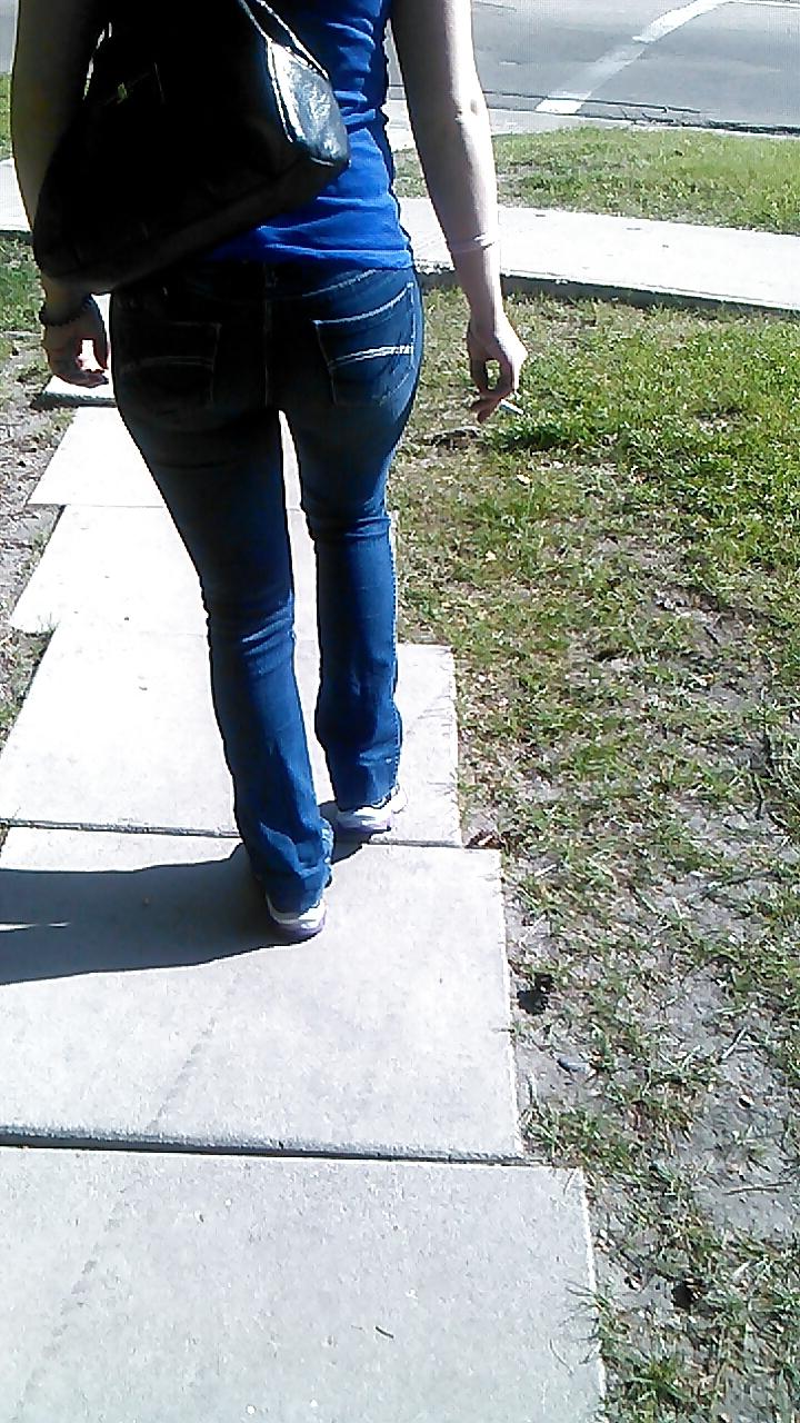 25P Voyeur - Legs and asses