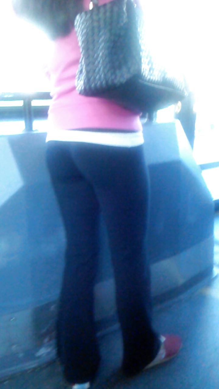 25P Voyeur - Legs and asses