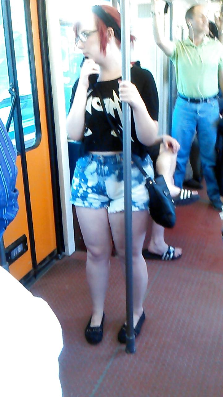 25P Voyeur - Legs and asses
