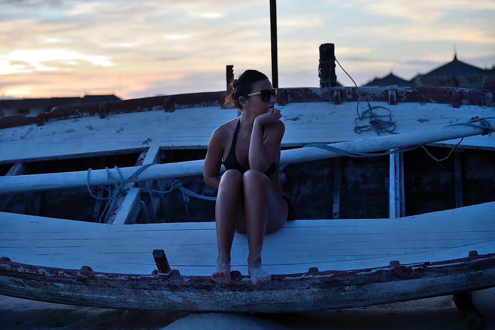 7P Teen In sexy bikini on holidays & nude belly
