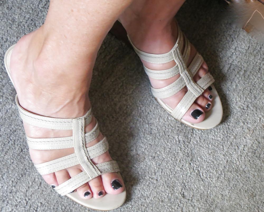 25P Ultimate sexy legs and feet