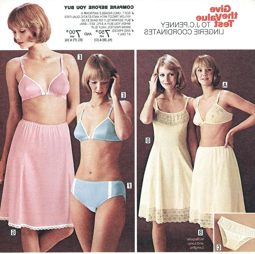 22P 2 or more women in slips