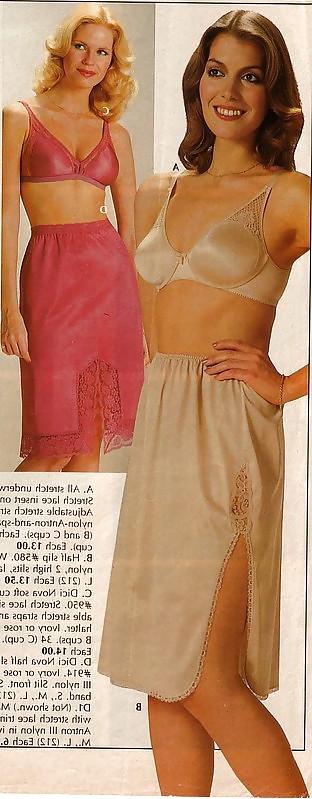 22P 2 or more women in slips