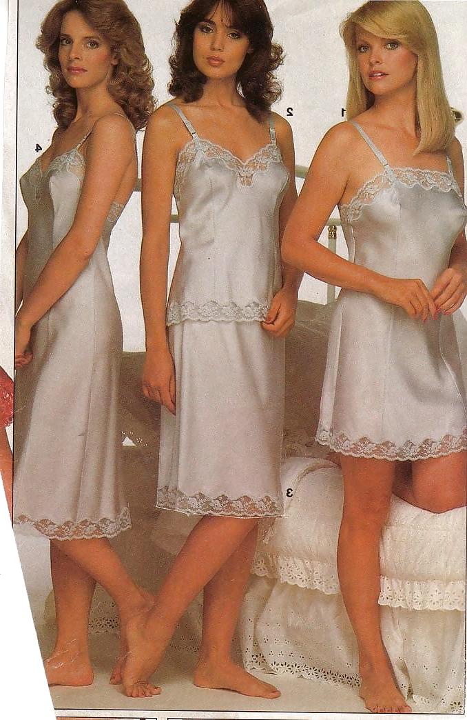 22P 2 or more women in slips