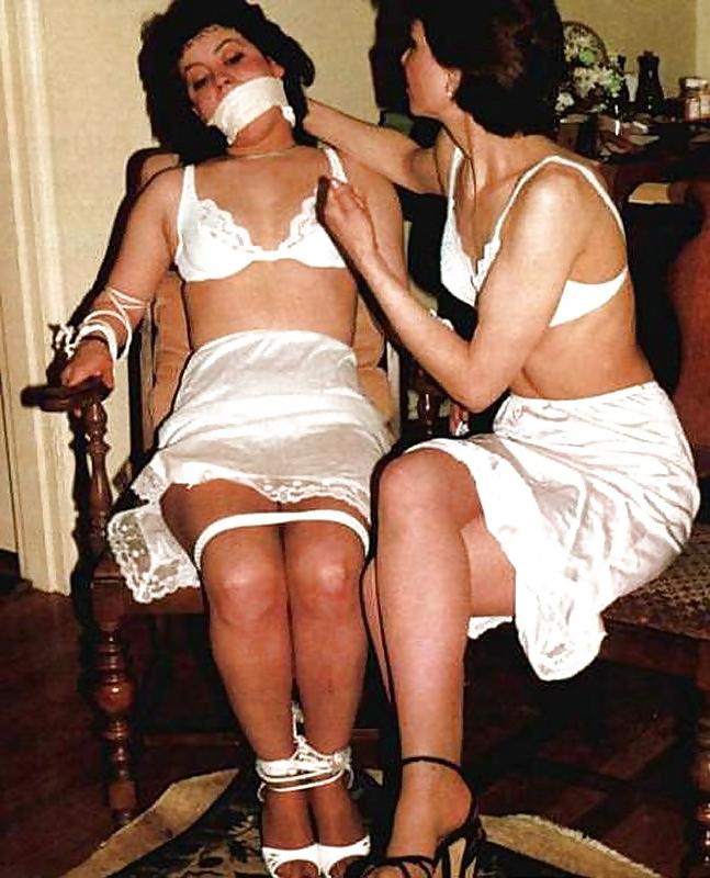 22P 2 or more women in slips