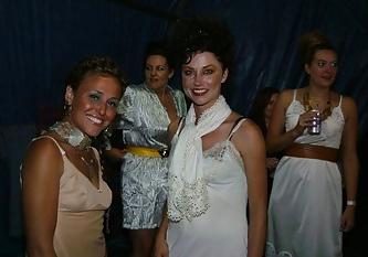 22P 2 or more women in slips