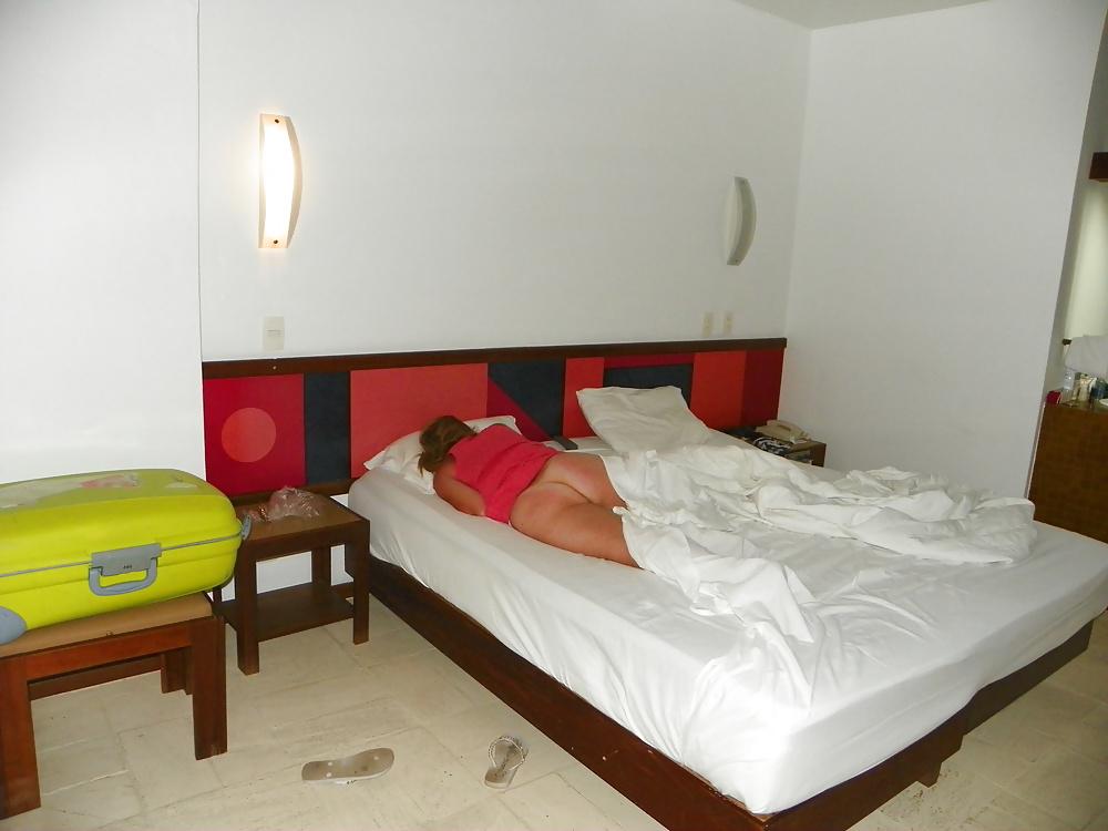 25P WIFE IN HOTEL