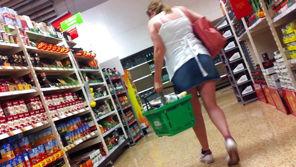 9P Supermarket milf showing panties