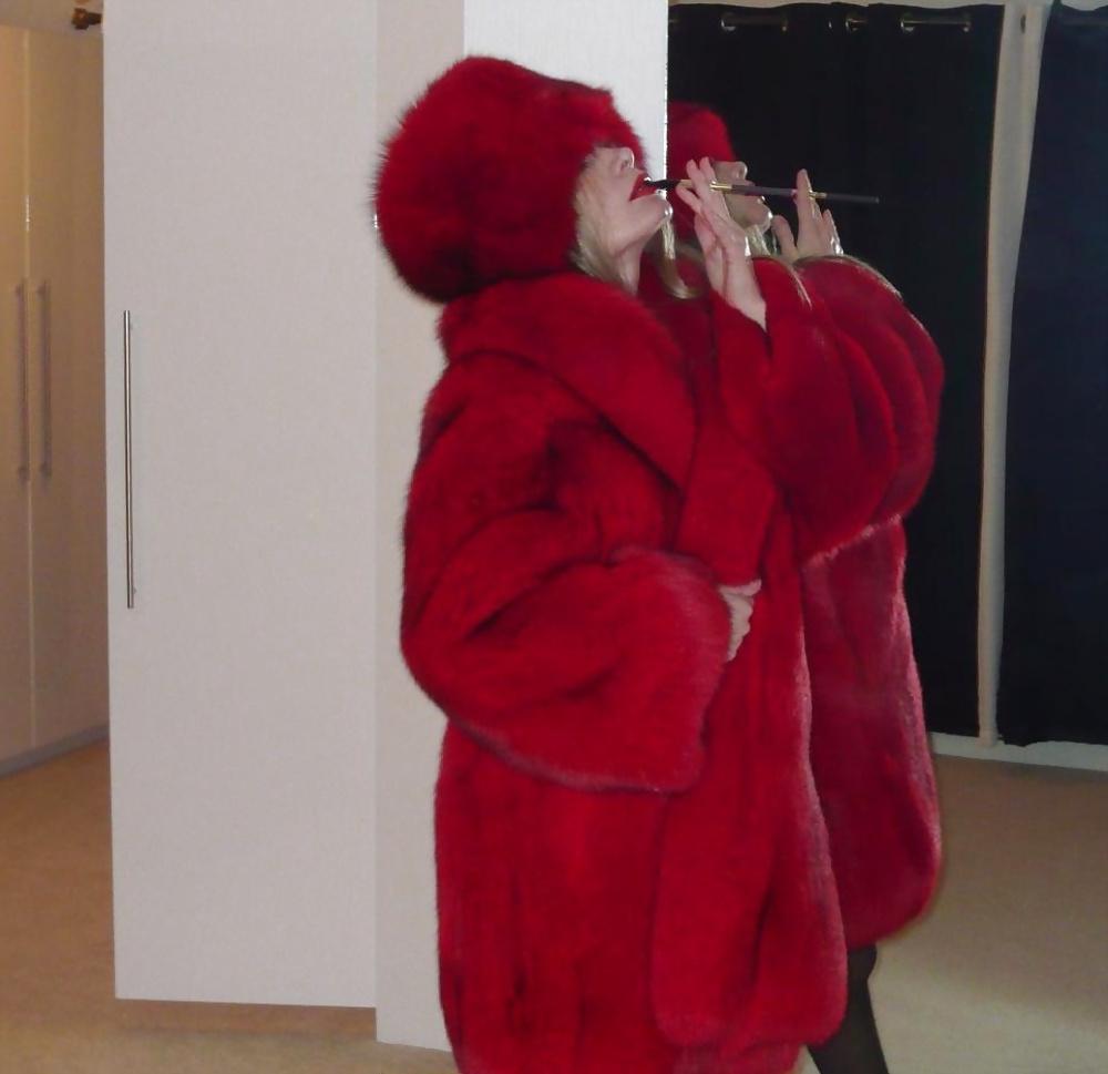 25P Women in fur 1