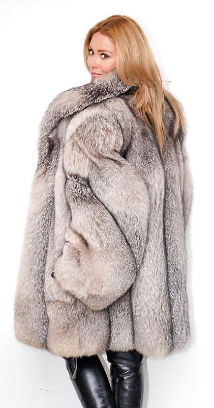 25P Women in fur 1