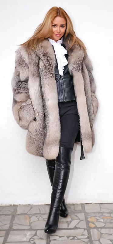 25P Women in fur 1
