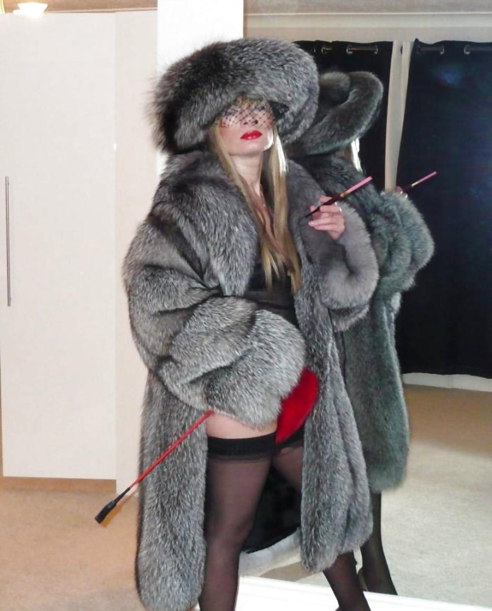 25P Women in fur 1