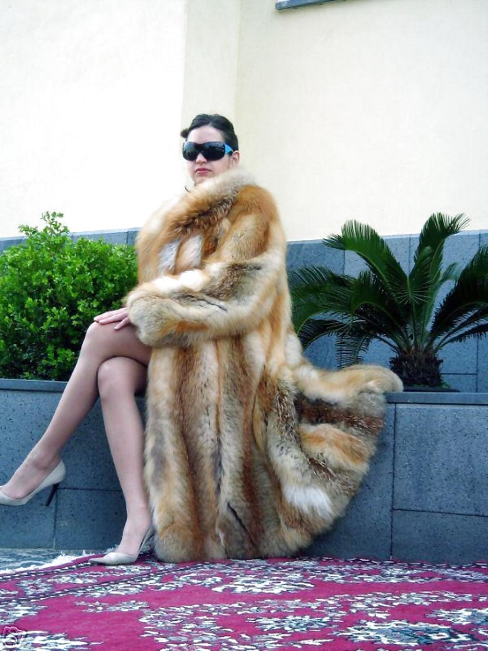 25P Women in fur 1