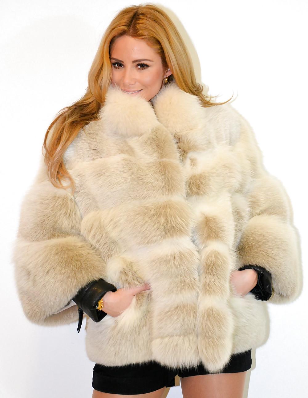 25P Women in fur 1
