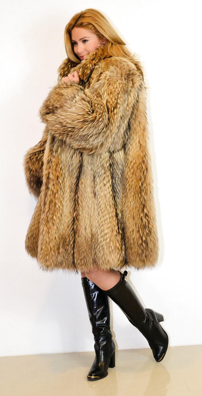 25P Women in fur 1