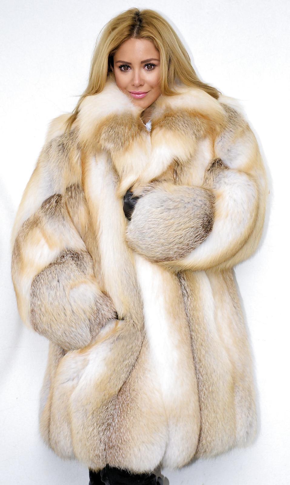 25P Women in fur 1
