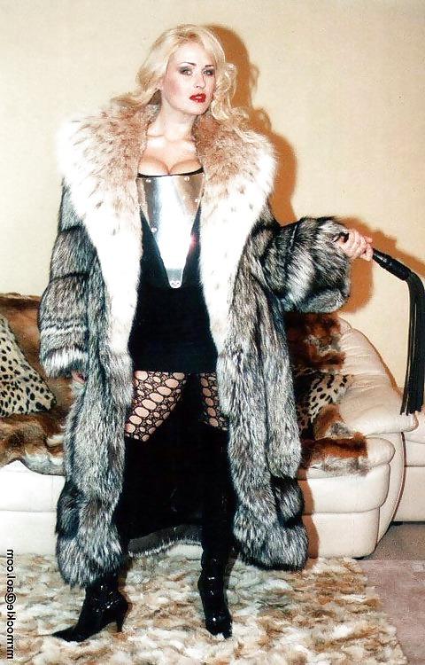 25P Women in fur 1